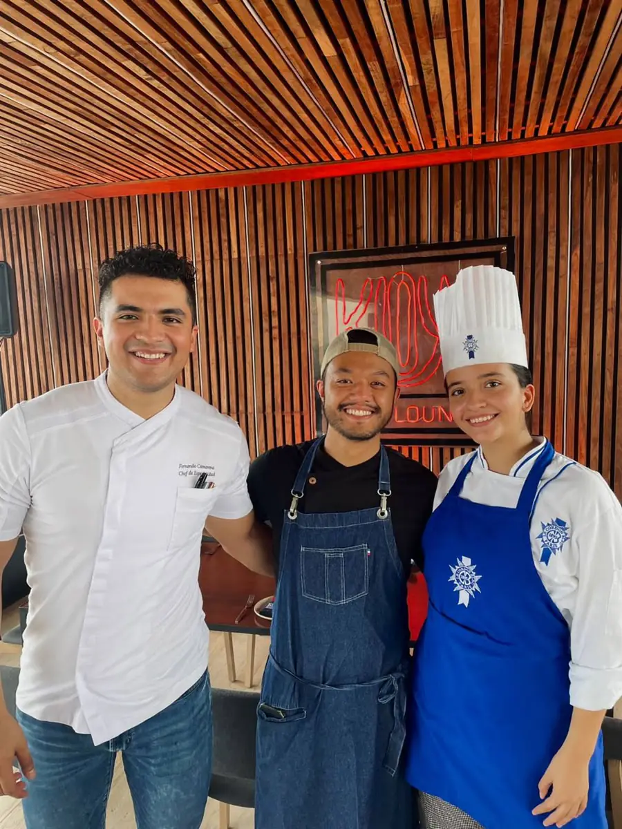 Cocineros en una cocina profesional
