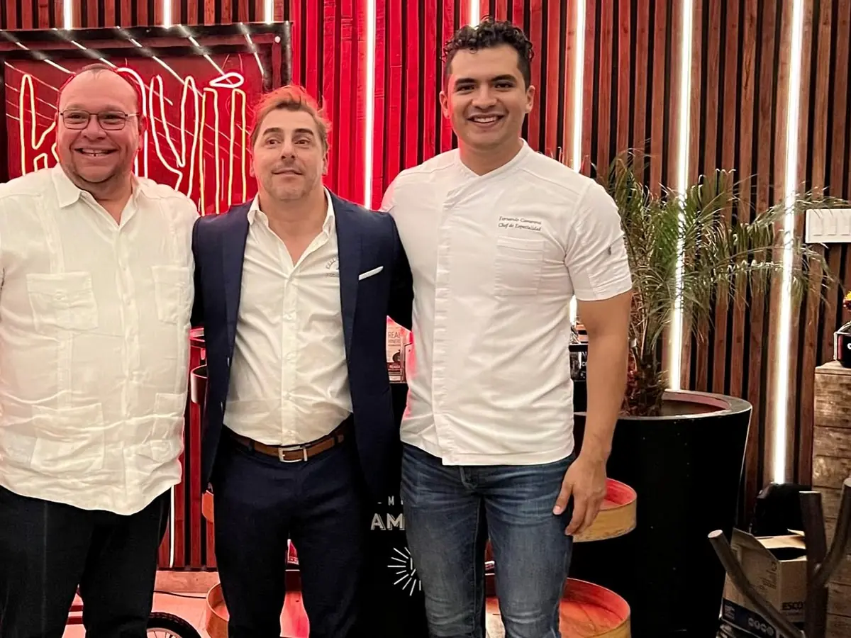Chef Fernando Camarena con chefs invitados en un lounge