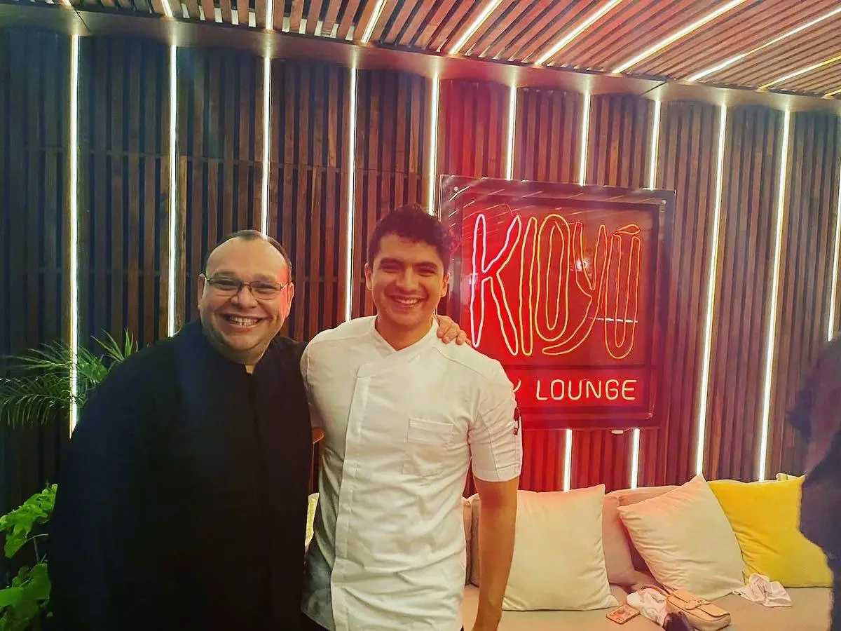 Dos chefs en un lounge