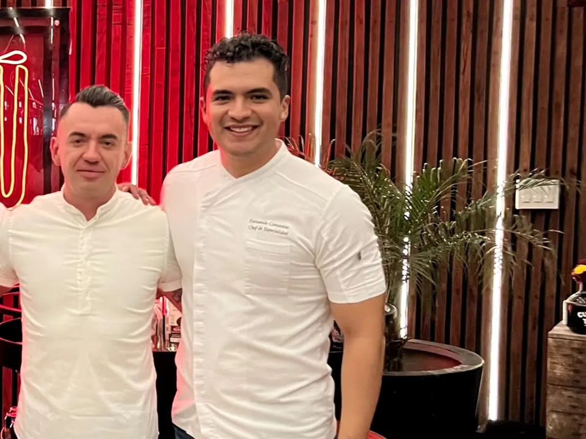 Chef Fernando Camarena con un chef invitado
